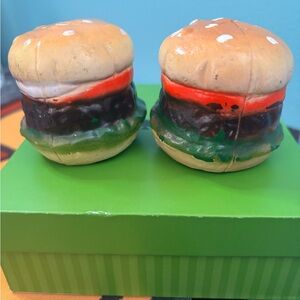 Hamburger salt and pepper shakers